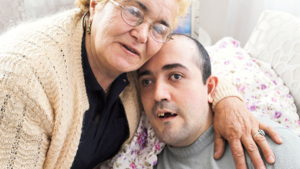 Doktorlar 'Ölür' dedi o, 30 yıldır bakıyor