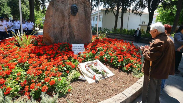 Atatürk'ün annesi mezarı başında anıldı