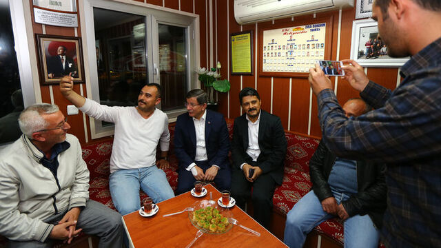 Başbakan Davutoğlu'ndan taksi durağı ziyareti