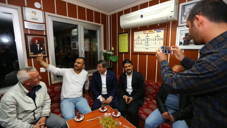 Başbakan Davutoğlu'ndan taksi durağı ziyareti