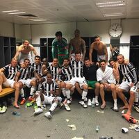 Arena'da galibiyet pozu