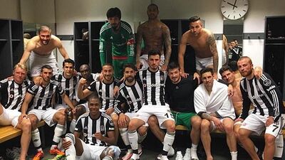 Arena'da galibiyet pozu