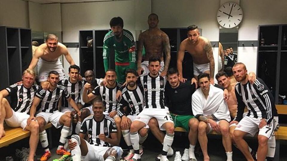 Arena'da galibiyet pozu