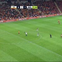 Arena'da taraftar sahaya girdi!