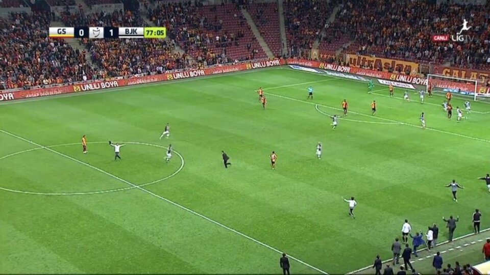 Arena'da taraftar sahaya girdi!