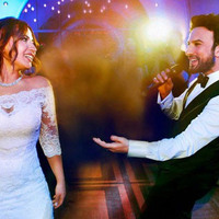 Tarkan eşinin isteği üzerine düğünde o şarkıyı söyledi