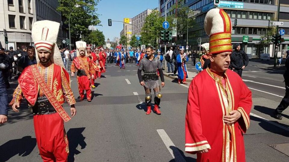 Almanya'da Türk Günü: Mehter takımı kılıçsız yürüdü