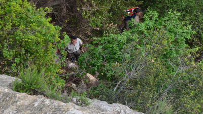 Uçurumun kenarında dövmeli kadın cesedi