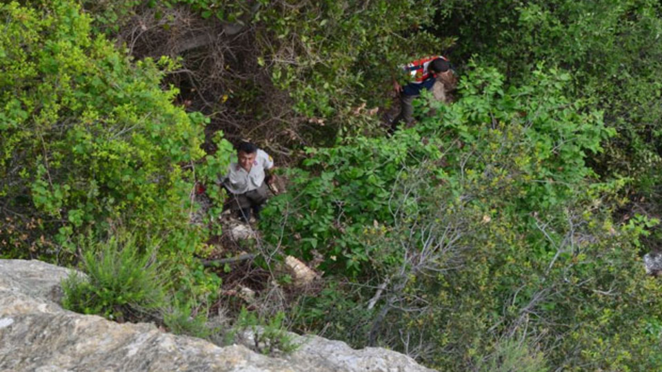 Uçurumun kenarında dövmeli kadın cesedi