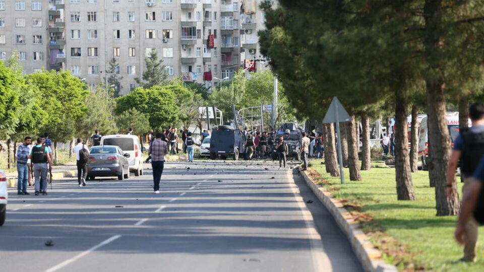 Diyarbakır'da polise bombalı saldırı!