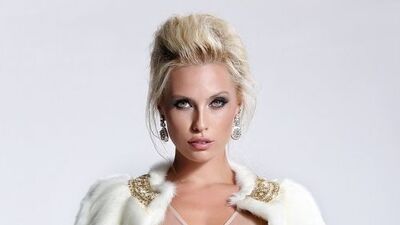 Chloe, Adriana'yı İstanbul'a davet etti