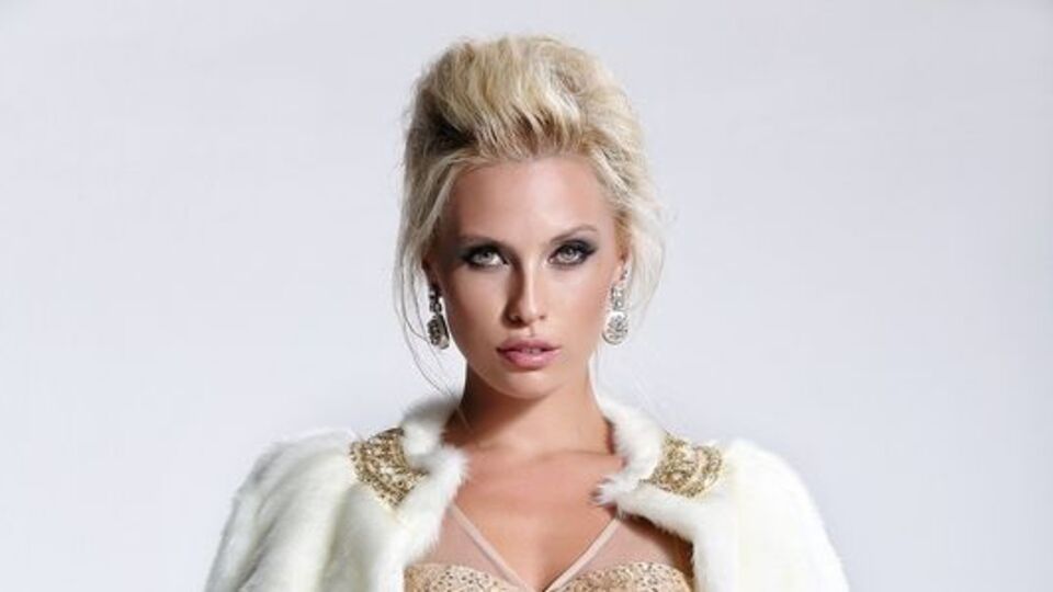 Chloe, Adriana'yı İstanbul'a davet etti