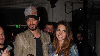 Sevgilisi için bestelediği şarkıyı söyledi!