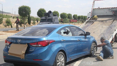 Lüks araç, işadamı kılığı ve ülkücü bıyığı!