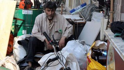 Çöp evin sahibi temizlik işçilerine para saçtı!