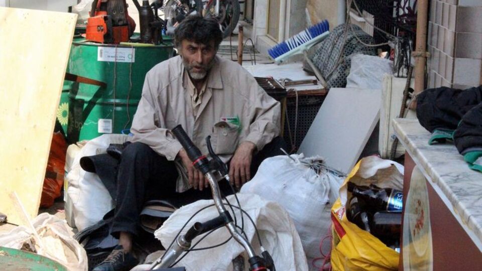 Çöp evin sahibi temizlik işçilerine para saçtı!