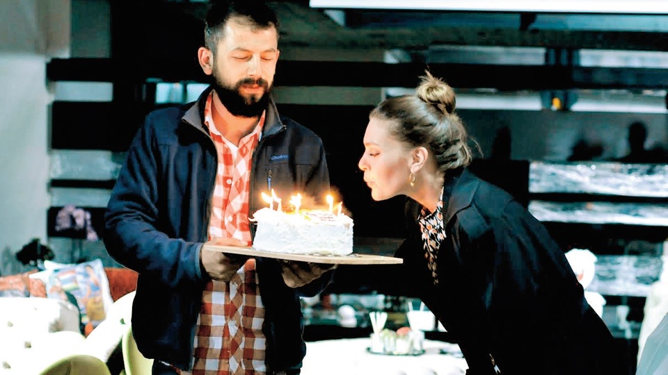 Aslı'ya sette pastalı sürpriz