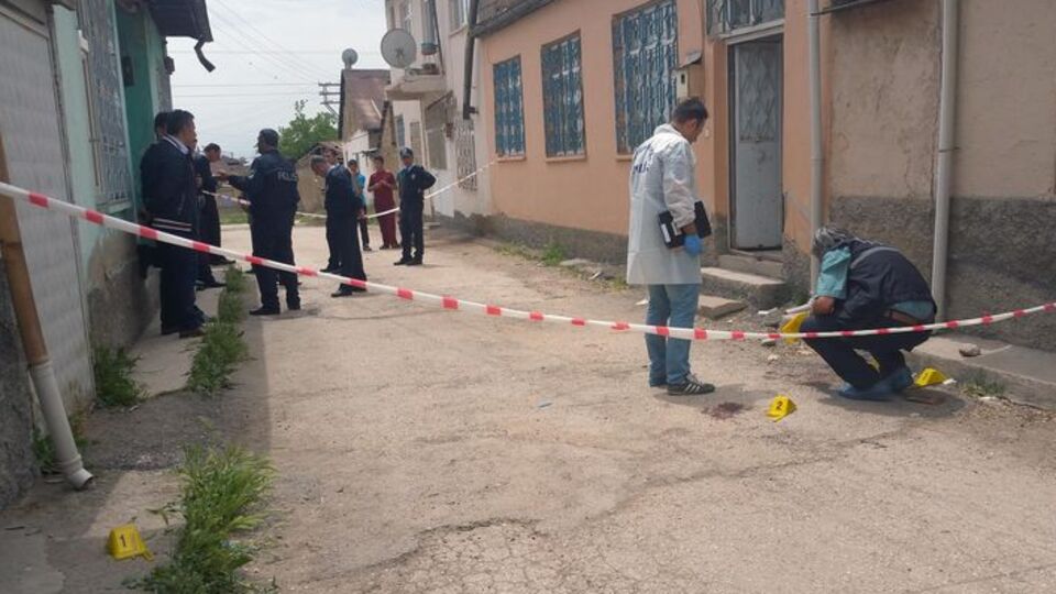 Hasmının 2 çocuğuna kurşun yağdırdı