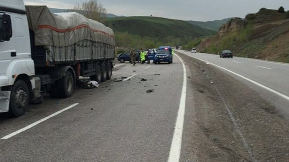 Araçtan uçan yolcu TIR'ın altında kaldı