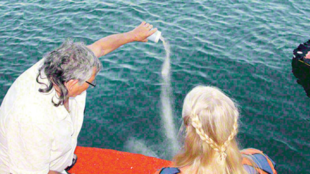 Eşinin küllerini Fethiye'de denize döktü!