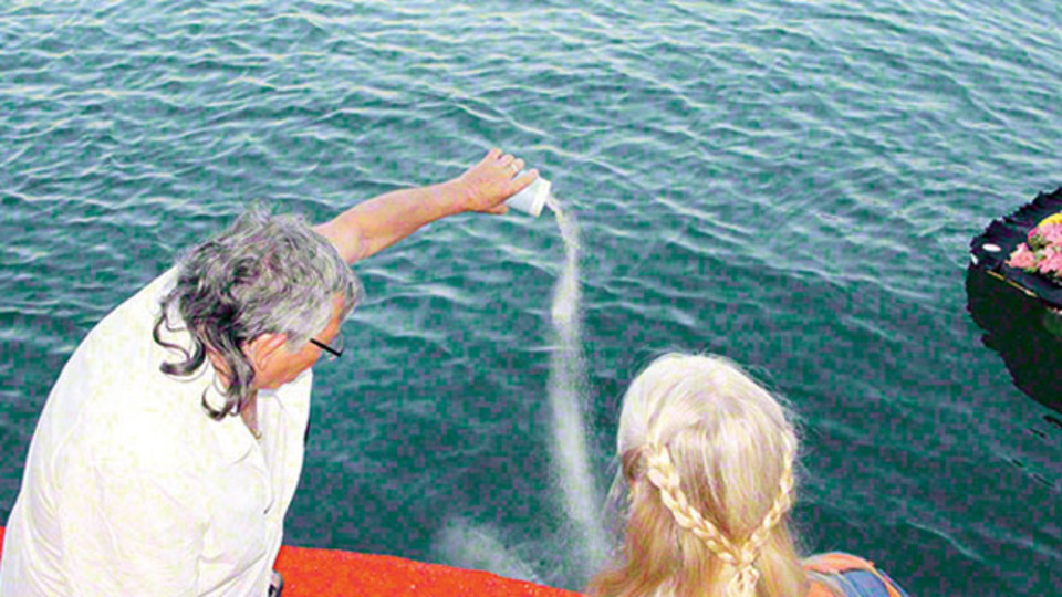 Eşinin küllerini Fethiye'de denize döktü!