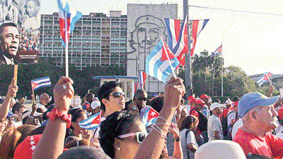 Küba'da 1 Mayıs film seti defile