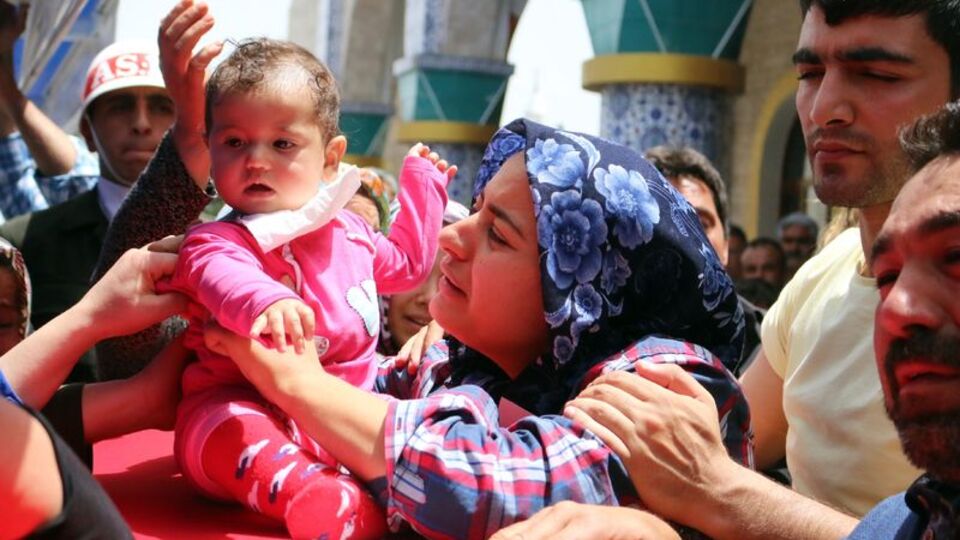 Şehit babasını tabutunun üzerinde uğurladı