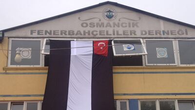 F.Bahçeliler Beşiktaş bayrağı astı