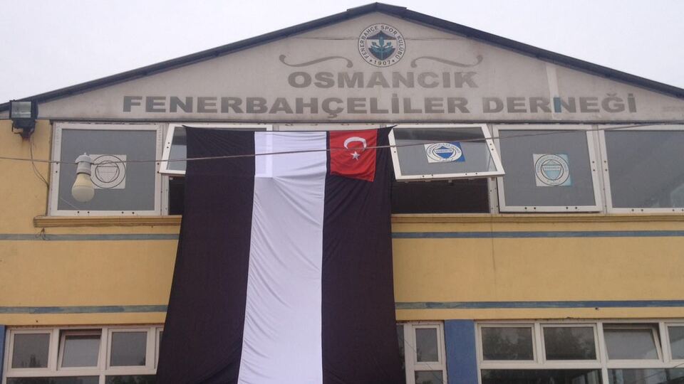 F.Bahçeliler Beşiktaş bayrağı astı