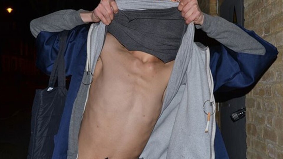 Meme uçlarını ve göbek deliğini aldırdı!