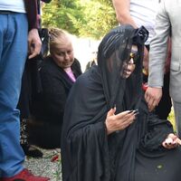 Diva, mezarın başından ayrılmak istemedi