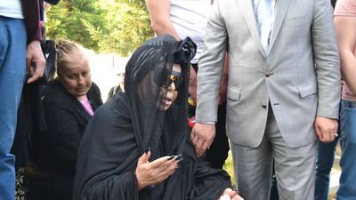 Diva, mezarın başından ayrılmak istemedi