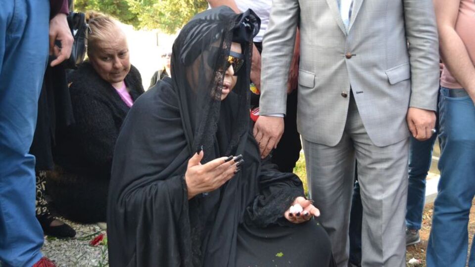 Diva, mezarın başından ayrılmak istemedi