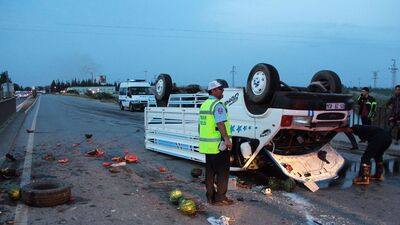 İşçileri taşıyan kamyonet devrildi!