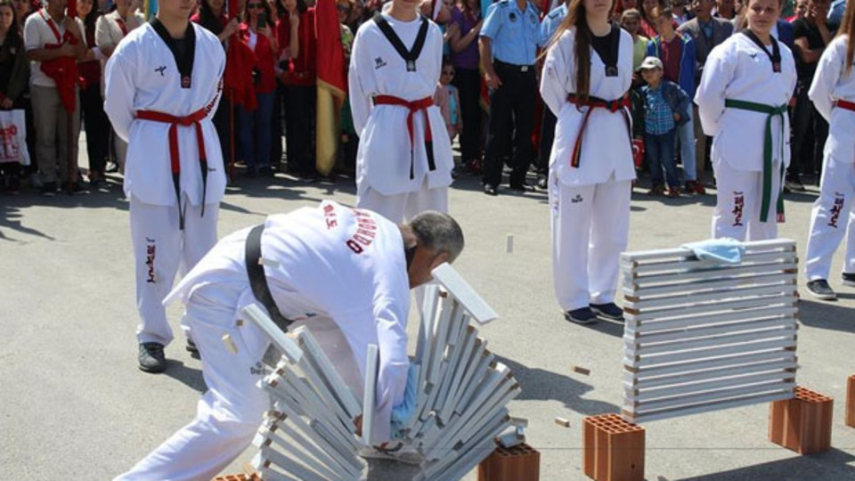 11 saniyede 600 mermer kırdı!