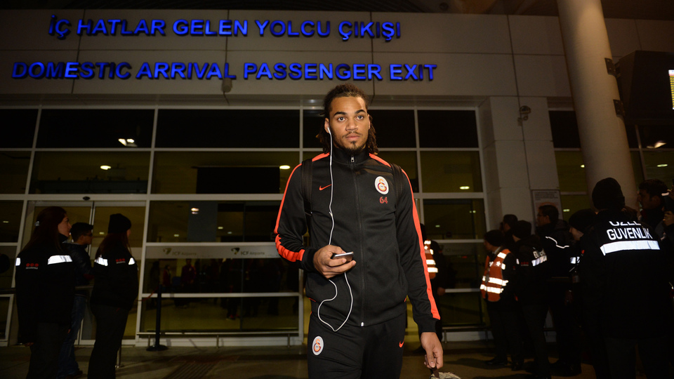 Denayer ısınırken sakatlandı