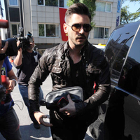 Kuaföre tıraş çantasıyla gidiyor