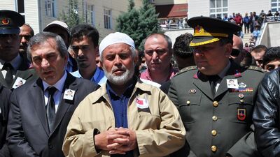 Şehit polisin cenaze namazını babası kıldırdı