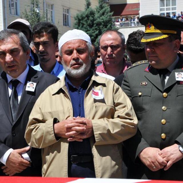 Şehit polisin cenaze namazını babası kıldırdı