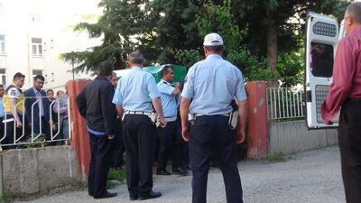 Polis memuru evinde intihar etti