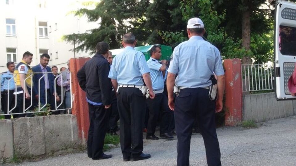 Polis memuru evinde intihar etti