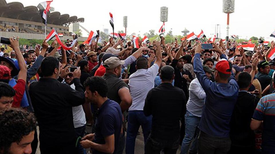 Irak'ta göstericiler parlamento binasını bastı