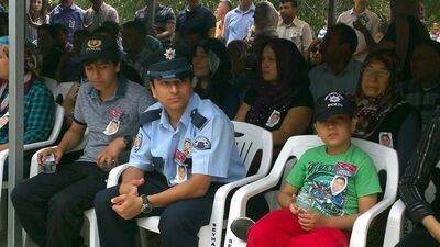 Törene babasının polis kıyafetiyle katıldı