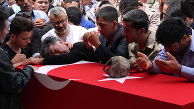 Van şehidi için tören düzenlendi