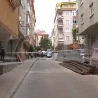 Bahçelievler'de korku dolu anlar! Bina böyle çöktü!