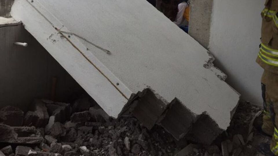 Yıkmak istediği duvarın altında kalarak öldü