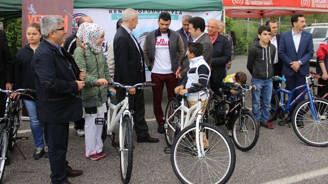 Kenan Sofuoğlu'ndan yetim çocuklara bisiklet