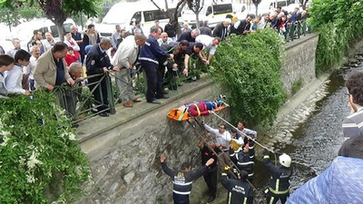 7 metreden dereye atladı!