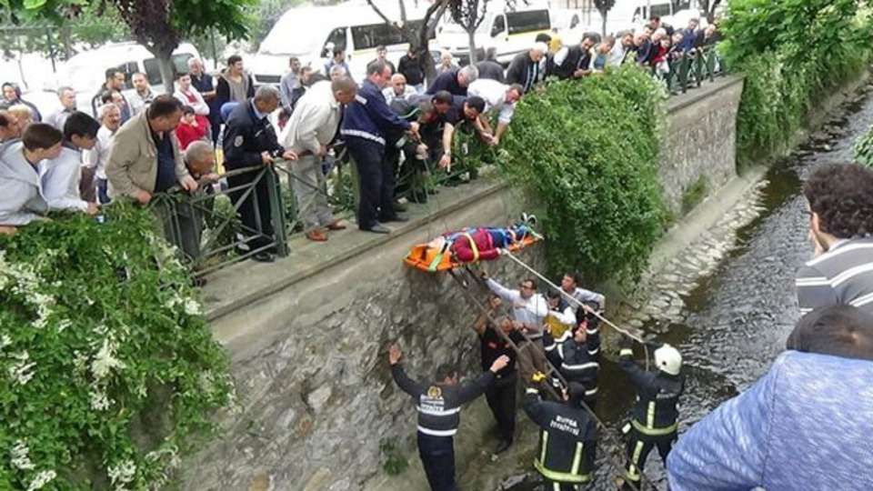 7 metreden dereye atladı!