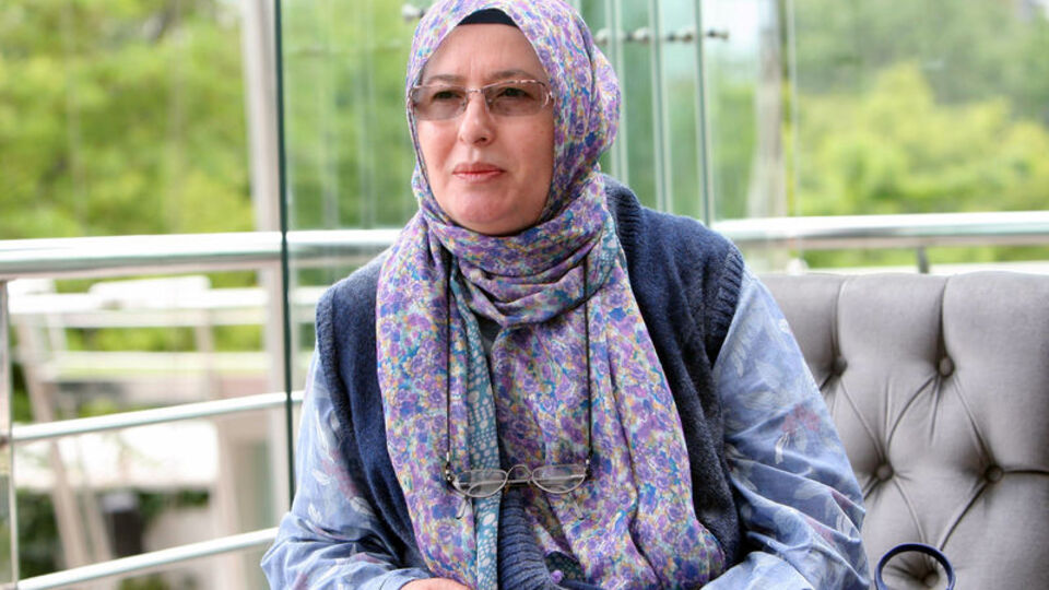 "Erkekler daracık kotlarla camiye gidebiliyor"